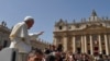 Trois victimes d'un prêtre pédophile chilien chez le pape