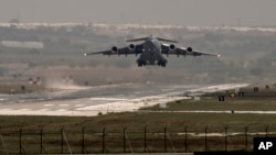 Un avión de la fuerza áerea estadounidense despega de la base de Incirlik en el sur de Turquía.