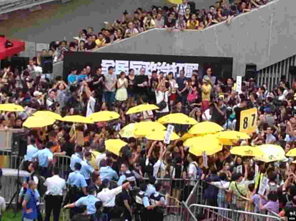 港人重返政總紀念雨傘運動一周年(美國之音海彥拍攝)