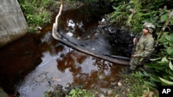 Un soldado colombiano observa el resultado de un ataque a un oleoducto en el departamento de Putumayo.