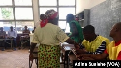 Eleitora marca o dedo depois de votar em Nampula. Moçambique, 10 Outubro 2018 