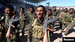 Pasukan Demokratik Suriah merayakan peringatan pertama pembebasan Provinsi Raqqa dari ISIS, di Raqqa, Suriah, 27 Oktober 2018.
