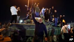 Siryen fete arive konbatan opozisyon yo nan vil Damas, kapital La Siri, 8 Desanm, 2024.