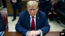 FILE: Mantan Presiden Donald Trump saat menunggu dimulainya persidangan di pengadilan pidana Manhattan di New York, pada 23 April 2024. (Foto: Yuki Iwamura/Pool, AP Photo, arsip)