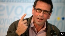 El líder opositor, Henrique Capriles, hizo un llamado a desconocer el decreto de emergencia.