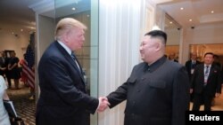 北韓中央通訊社發布的朝鮮領導人金正恩與美國總統特朗普在河內握手的照片。(2019年3月1日)