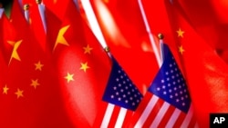 美中國旗。