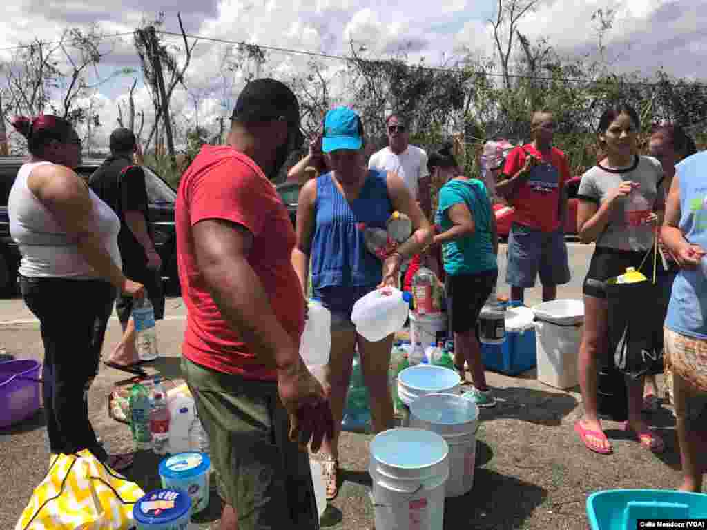 Residentes en Manatí, Puerto Rico, recogen agua de lluvia para aliviar la ausencia de agua potable y electricidad tras el paso del huracán María. (VOA/Celia Mendoza) 