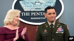 La Secretaria del Ejército, Christine Wormuth, aplaude después de presentar la Insignia de Astronauta del Ejército al coronel estadounidense de origen latino Frank Rubio, en una ceremonia en el Pentágono en Washington, el 22 de febrero de 2024.