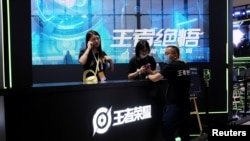 上海舉行的世界人工智能大會騰訊遊戲《王者榮耀》的展台。 （2021年7月8日）