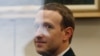El CEO de Facebook, Mark Zuckerberg, es visto a través de un vidrio, mientras visita la oficina del senador Bill Nelson, demócrata por Florida, en el edificio de oficinas Hart del Senado, en Washington. 9 de abril de 2018. REUTERS / Leah Millis IMÁGENES TPX.