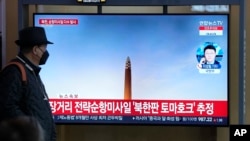 Siaran televisi menayangkan peluncuran rudal Korea Utara di Stasiun Kereta Api Seoul di Seoul, Korea Selatan, Rabu, 22 Maret 2023. (Foto: AP)