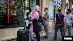 خریداران دلار مقابل صرافی