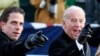 El abogado y consultor Hunter Biden (izq) aparece junto a su padre, el hoy presidente electo Joe Biden, en una foto de archivo de enero de 2009 durante la ceremonia de toma de posesión del entonces presidente Barack Obama.