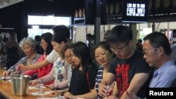 2018年2月3日華人遊客在位於澳大利亞悉尼北部獵人谷的McGuigan 釀酒廠品嚐葡萄酒。