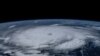El poderoso huracán Beryl ha generado vientos de hasta 250 kilómetros por hora a medida que se desplaza por el Caribe y se acerca a Jamaica.