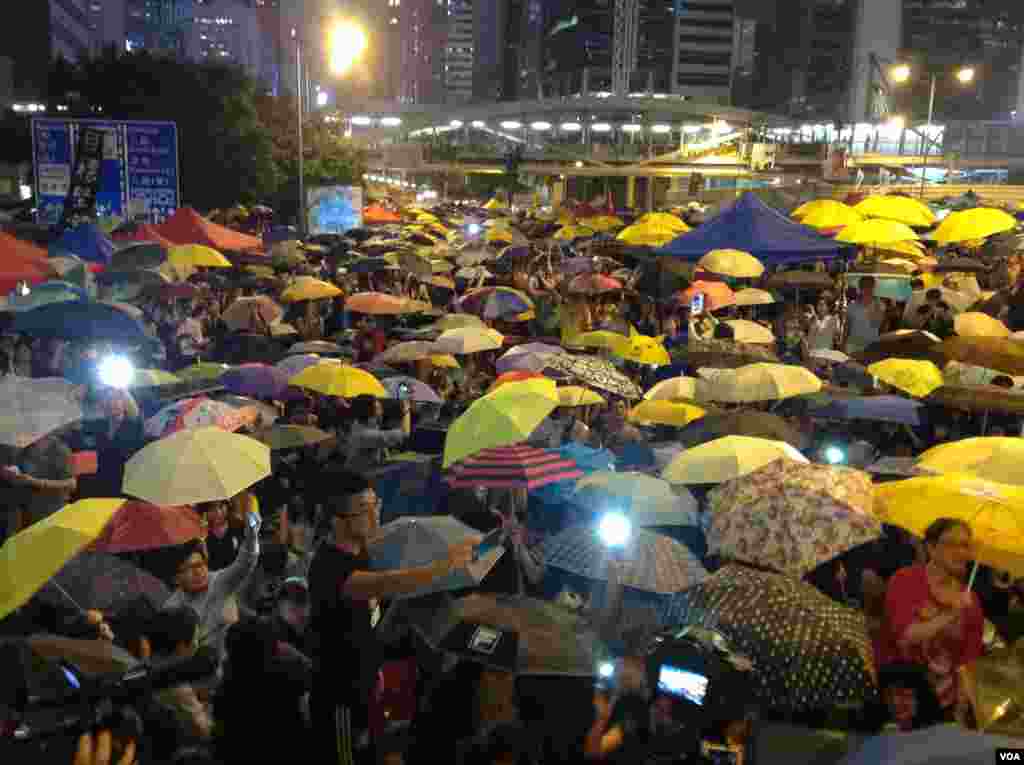 數以千計港人在金鐘佔領區舉傘默立87秒,紀念佔領運動滿月(美國之音海彥 拍攝)
