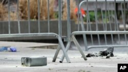 Una lata de metal, tirada en el piso cerca del lugar donde un hombre se prendió fuego, en un parque frente a un tribunal de Manhattan, el 19 de abril de 2024, en Nueva York, EEUU. 