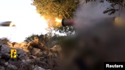 Sebuah senjata ditembakkan oleh pasukan Islamic Resistance terhadap area militer Israel di dekat perbatasan Israel dan Lebanon pada 19 Oktober 2023. (Foto: Islamic Resistance/Handout via Reuters)