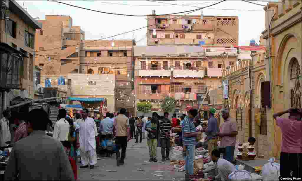 مندر کے کمپلیس کا اندرونی منظر۔ ہندو برادری کے افراد کی آمد