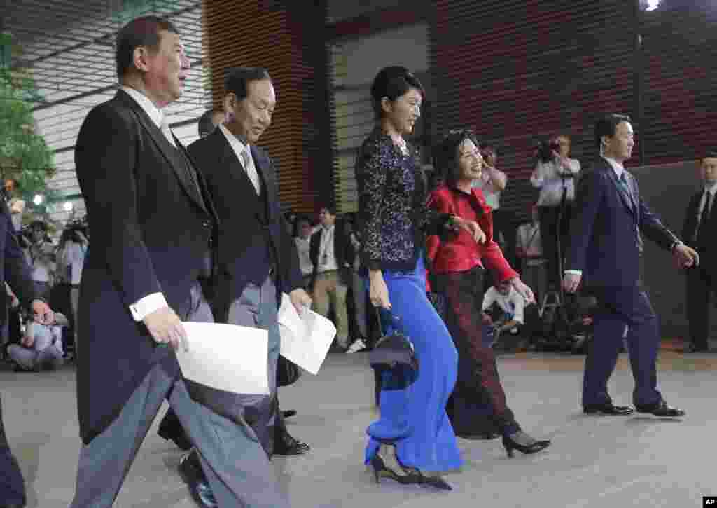Menteri-menteri yang baru diangkat meninggalkan kantor perdana menteri menuju Istana Imperial untuk upacara pelantikan di Tokyo (3/9). (AP/Shizuo Kambayashi)