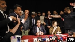 Mantan Perdana Menteri Pakistan Nawaz Sharif yang tersingkir (kiri) dan putrinya, Maryam Nawaz (kanan), menghadiri Konvensi Pekerja Partai PMLN bersama para pendukungnya di London, 11 Juli 2018.