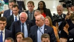 El senador Bernie Sanders, y su esposa Jane, del hotel Capitol Hilton donde se reuni[o con Hillary Clinton, en la capital estadounidense.