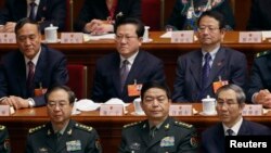 中国国防部长常万全（前排中间）在人大会议上（2013年3月16日）