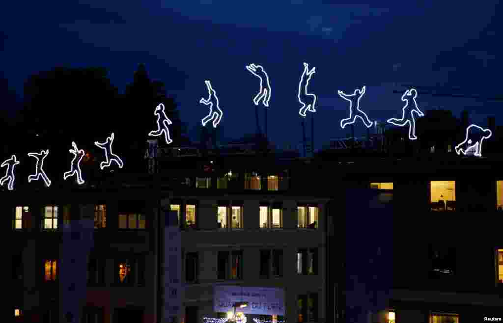 Instalasi cahaya karya seniman Angelo Bonello dipajang menjelang festival cahaya di Lausanne, Swiss.