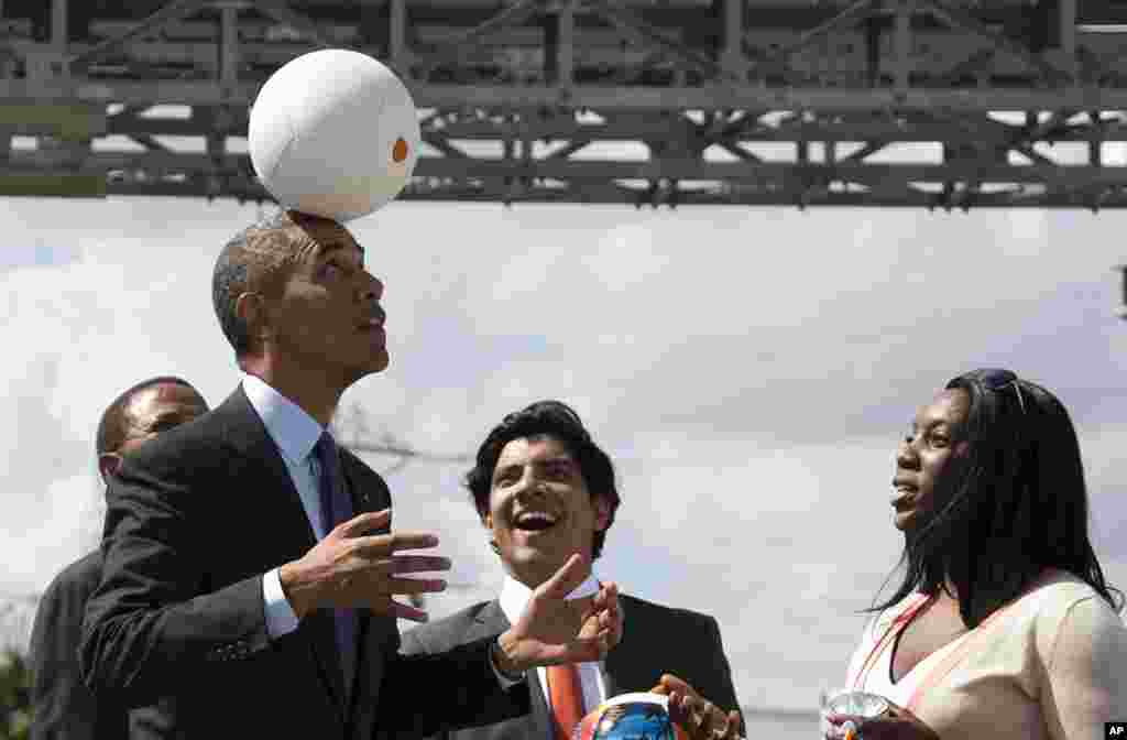 Presiden AS Barack Obama menunjukkan kemampuannya mengolah bola, dalam sebuah acara di pembangkit listrik Ubungo untuk mempromosikan inovasi energi di Dar Es Salaam, Tanzania.