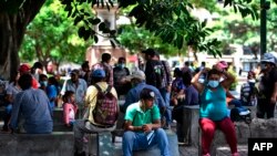 Ciudadanos permanecen en la plaza principal de Tegucigalpa, el 31 de agosto de 2020, en medio de la pandemia del coronavirus COVID-19. 