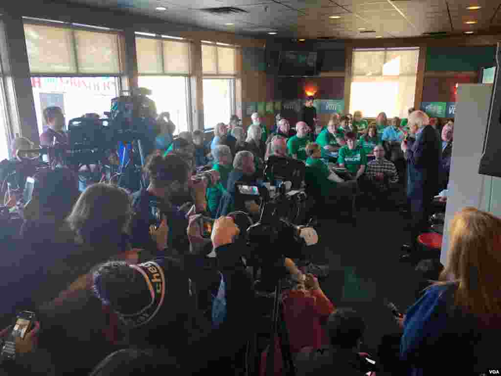 Democratic presidential candidate Sen. Bernie Sanders speaks at an event at the Tavern Bar & Grill in West Des Moines, Iowa, Feb. 1, 2020. (K. Farabaugh/VOA)