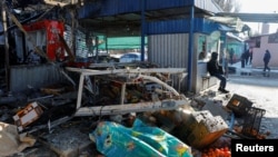 Escombros en un mercado de Donetsk, en la región de Ucrrania controlada por Rusia, después de un ataque que las autoridades locales atribuyeron a las fuerzas ucranianas, el 21 de enero de 2024. 