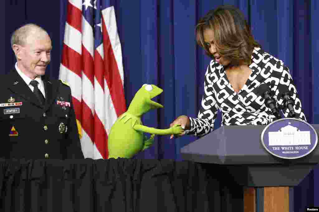 Ibu negara AS, Michelle Obama menyalami Kermit 'si Kodok' dalam sebuah acara di Gedung Putih. 