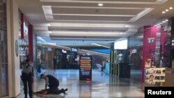 Polisi memeriksa tersangka yang ditembak setelah menikam beberapa orang di pusat perbelanjaan Westfield Bondi Junction di Sydney, Australia, Sabtu, 13 April 2024. (Foto: Reuters)
