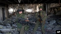 Rebeldes prorrusos dentro del destruido aeropuerto de Donetsk en el este de Ucrania.