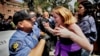 Una manifestante de la Universidad del Sur de California se enfrenta a un oficial de Seguridad Pública de la Universidad en el Alumni Park del campus durante una ocupación pro-palestina el miércoles 24 de abril de 2024 en Los Ángeles. (Foto AP/Richard Vogel)