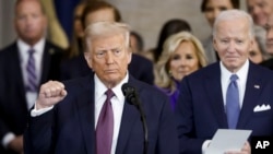 Президент Дональд Трамп завершує свою промову під час 60-ї інавгурації президента в Ротонді Капітолія США у Вашингтоні, понеділок, 20 січня 2025 року, у присутності колишнього президента Джо Байдена та інших колишніх президентів США серед гостей церемонії. (AP)
