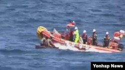 한국 국민안전처 해양경비안전본부가 지난달 27일 동해 상에서 조난한 북한 어선과 선원 6명을 해군과 함께 구조한 후 당시 사진을 공개했다. (자료사진)