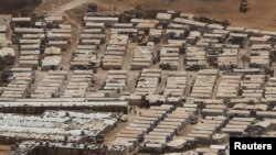 Pandangan umum menunjukkan tenda pengungsi Suriah di pinggiran kota Lebanon Arsal, dekat perbatasan dengan Suriah, Lebanon, 21 September 2016. (REUTERS/Mohamed Azakir).