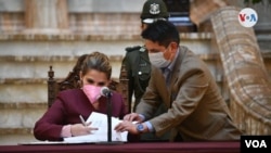 La presidente interina de Bolivia, Jeanine Áñez, promulga la Ley que fija el 18 de octubre de 2020 como fecha máxima para la realización de los comicios electorales en Bolivia. [Foto: Fabiola Chambi, VOA]