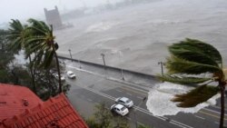 Gelombang menghantam jalan saat Topan Tauktae menghantam Mumbai, India 17 Mei 2021 dalam gambar diam yang diambil dari video media sosial ini. (Foto: Twitter @ompsyram via REUTERS)