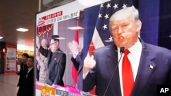 지난 10일 한국 서울역에 설치된 TV 뉴스 화면에 도널드 트럼프 미 대통령 당선인(오른쪽)과 김정은 북한 국무위원장의 사진이 나란히 나오고 있다.