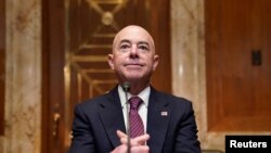 Секретар Департаменту внутрішньої безпеки Алехандро Майоркас на слуханнях у Вашингтоні, 26 травня 2021 року. Конгресові республіканці розпочали процедуру імпічменту Майоркаса за "навмисну й систематичну" відмову від виконання імміграційних законів. (Фото: REUTERS/Кевін Ламарк)