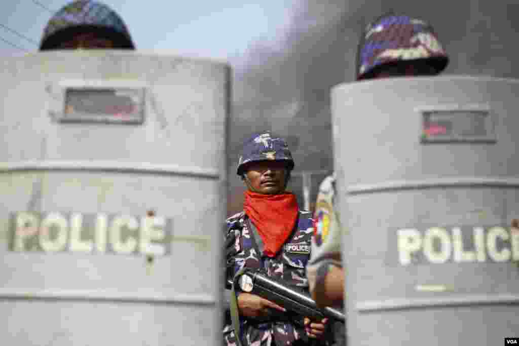 Policemen are deployed to provide security amid riots in Meikhtila March 22, 2013. 