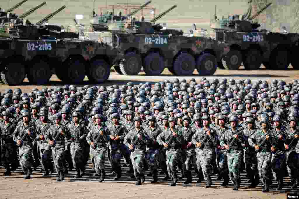 中国解放军军人和战车在内蒙古朱日和训练基地准备参加阅兵,庆祝解放军建军90周年。(2017年7月30日)