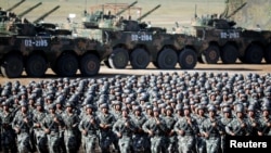 中国解放军士兵在内蒙古朱日和训练基地集结，准备参加庆祝解放军建军90周年阅兵。（2017年7月30日）