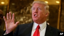 El magnate declaró que mantendrá intactas, "al menos por un periodo de tiempo", las sanciones que en diciembre impuso el presidente Barack Obama a Rusia.