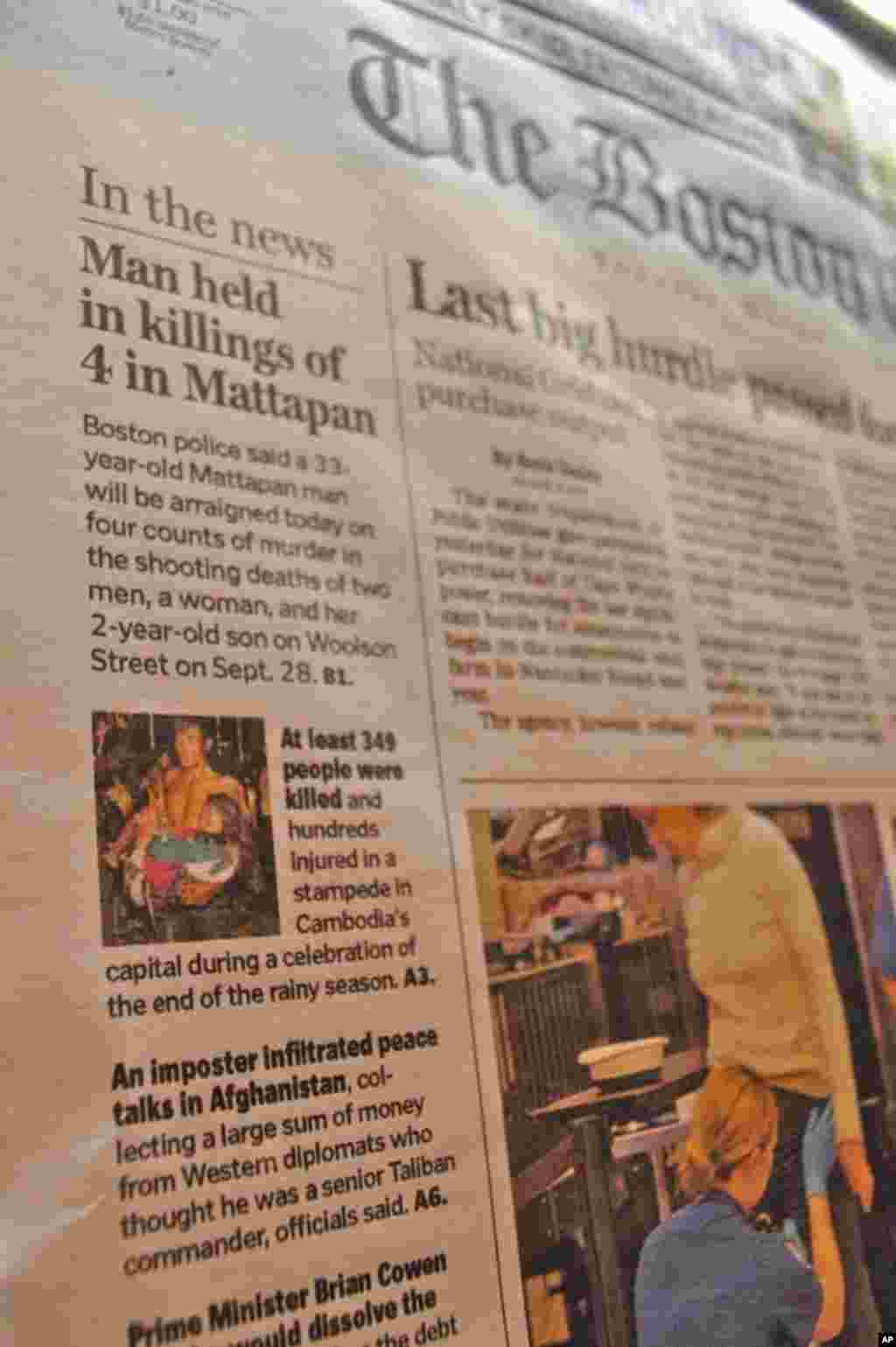 កាសែត Boston Globe ផ្សាយអំពីព្រឹត្តិការណ៍នៅកម្ពុជា។ ទីក្រុង Lowell រដ្ឋ Massachusetts ដែលស្ថិនតនៅប្រហែលមួយម៉ោងភាគពាយ័ព្យក្រុង Boston ជាសហគមន៍ខ្មែរដែលធំជាងគេទៅ២នៅសហរដ្ឋអាមេរិក។ ក្រុងនេះត្រូវគេគិតថាមានពលរដ្ឋខ្មែររស់នៅយ
