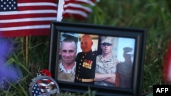 Une photo des victimes de la fusillade de Tennessee lors des funérailles organisées en leur mémoire, à Chattanooga, Tennessee, le 18 juillet 2015.